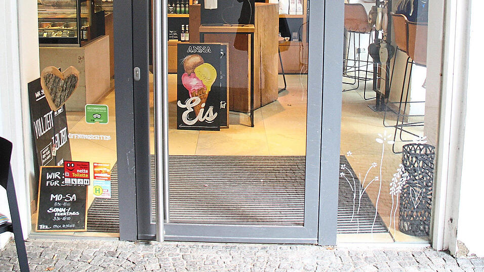 Die netten Toiletten findet man in Gaststätten und Geschäften mit dem '00'-Gesicht am Eingang - dem kleinen, roten Aufkleber auf dem Foto unten links bei den Öffnungszeiten. Die netten Toiletten findet man in Gaststätten und Geschäften mit dem '00'-Gesicht am Eingang - dem kleinen, roten Aufkleber auf dem Foto unten links bei den Öffnungszeiten.