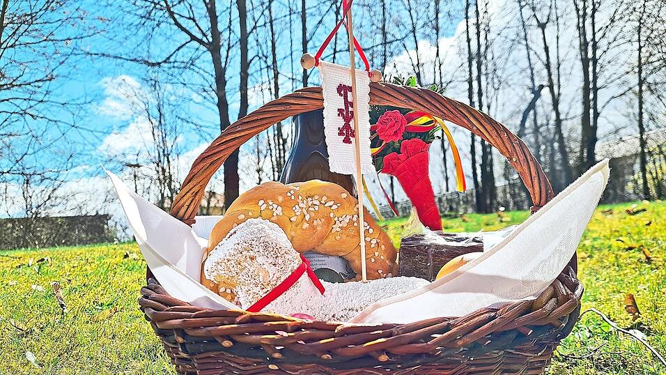 Osterlamm, Brot, Eier, Schinken und Salz geh&ouml;ren in einen Osterkorb.