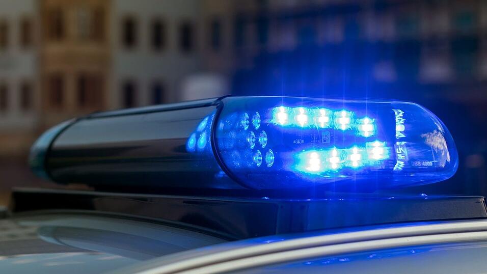 Ein 16-jähriger Schüler hat mit einer WhatsApp-Nachricht über seinen angeblichen Suizid seiner Ex-Freundin einen riesigen Schrecken eingejagt - und einen Polizeieinsatz in Hutthurm ausgelöst. (Symbolbild)