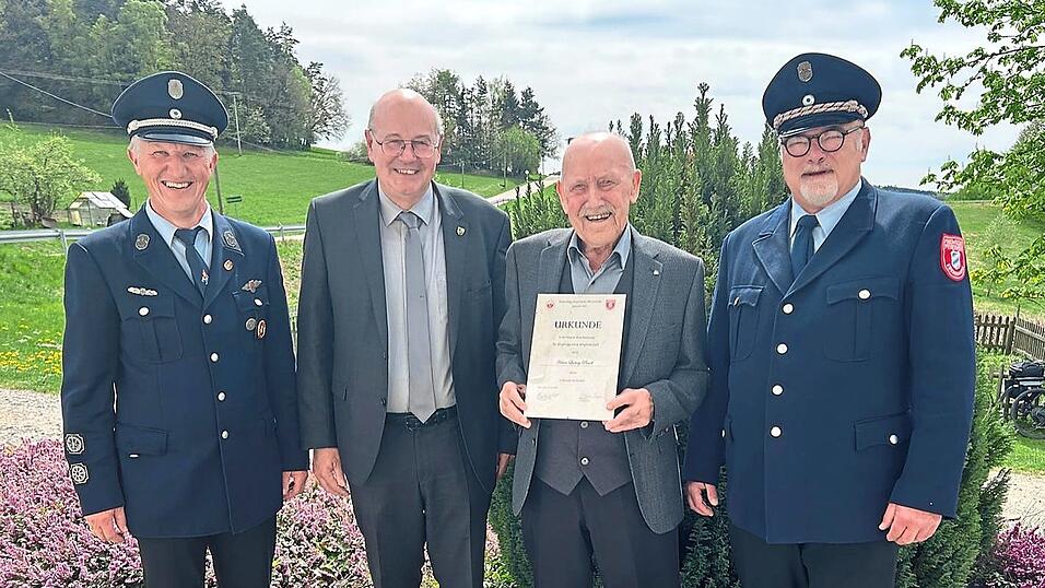 Kommandant Stefan Bauer, B&uuml;rgermeister Alois Hamperl, Jubilar Piendl Luk und FFW-Vorsitzender Karl-Heinz Gratwohl (von links).