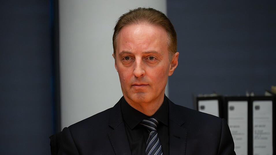 Der Ausschussvorsitzende hatte vorab eine Empfehlung erarbeiten lassen. Der Ausschussvorsitzende hatte vorab eine Empfehlung erarbeiten lassen.