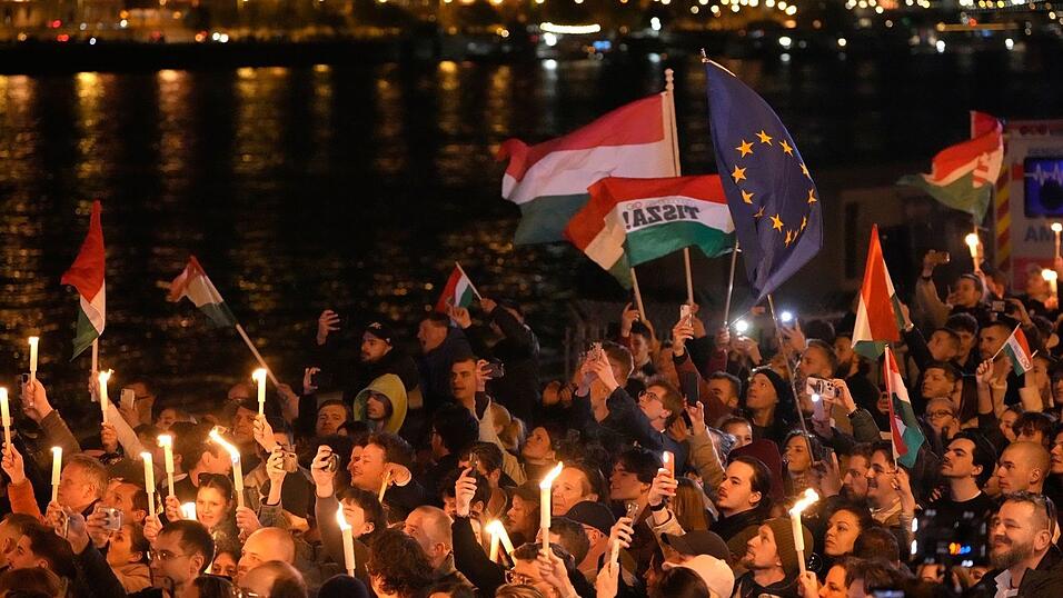 In Brüssel und in den meisten anderen EU-Hauptstädten hofften die Menschen auf einen Wahlsieg des Herausforderers von Regierungschef Viktor Orban. In Brüssel und in den meisten anderen EU-Hauptstädten hofften die Menschen auf einen Wahlsieg des Herausforderers von Regierungschef Viktor Orban.