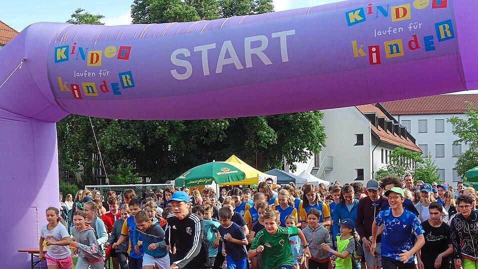 Mehrere Hundert Schüler - aber auch viele Erwachsene - werden bei 'Kinder laufen für Kinder' wieder für den guten Zweck auf die rund einen Kilometer lange Strecke auf dem Carossa-Gelände gehen. Mehrere Hundert Schüler - aber auch viele Erwachsene - werden bei 'Kinder laufen für Kinder' wieder für den guten Zweck auf die rund einen Kilometer lange Strecke auf dem Carossa-Gelände gehen.