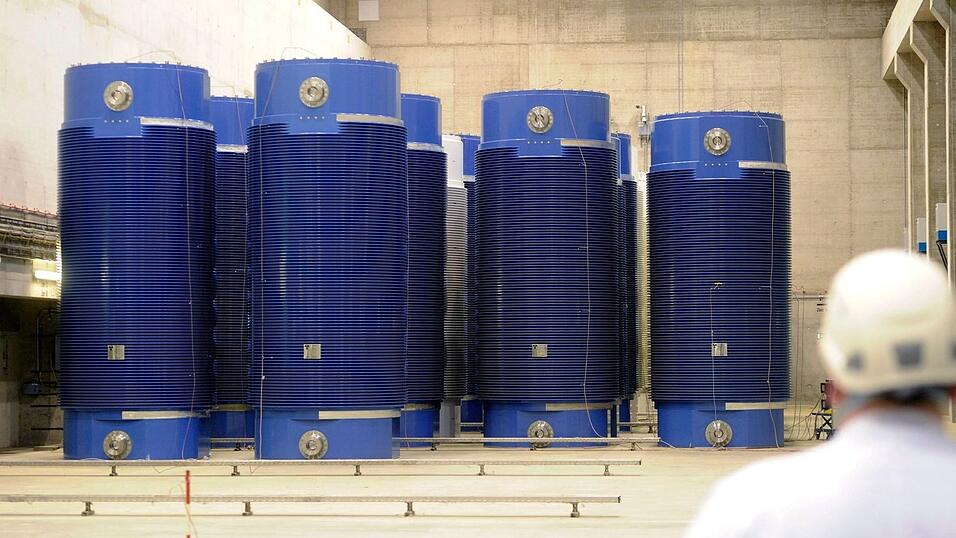 Das Foto zeigt 34 Castor-Beh&auml;lter f&uuml;r Atomm&uuml;ll.