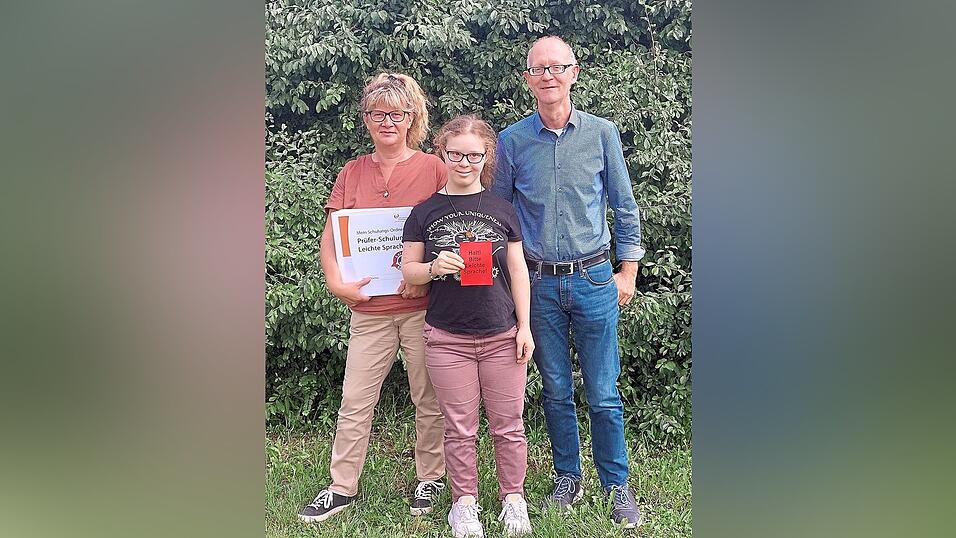 Doris Komorowski (v.l.), Carola Wagner und Anton Vetterl sind Teil des Teams im neuen Bogener B&uuml;ro f&uuml;r Leichte Sprache. Ihre Aufgabe: Alltagstexte f&uuml;r alle einfacher machen.