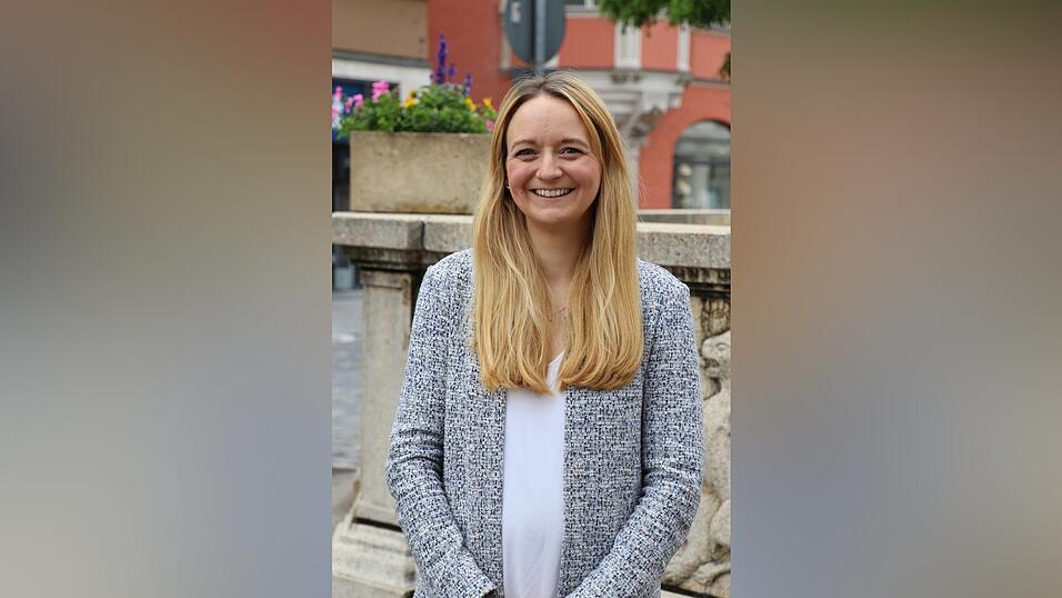 Katharina Dilger ist bei der CSU vielfältig auf kommunaler Ebene engagiert, auf europäischer Ebene interessiert sie ein breites Spektrum, von Frauenförderung über Kriminalitätsbekämpfung zu Verbraucherschutz bis Friedenssicherung. Katharina Dilger ist bei der CSU vielfältig auf kommunaler Ebene engagiert, auf europäischer Ebene interessiert sie ein breites Spektrum, von Frauenförderung über Kriminalitätsbekämpfung zu Verbraucherschutz bis Friedenssicherung.