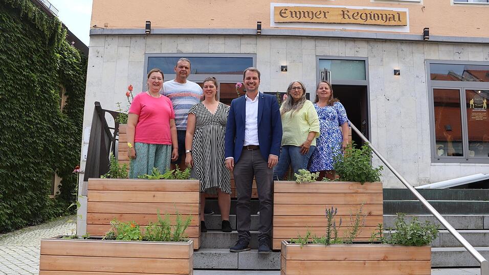 Elisabeth Betz (v.l.), Christian Gleichauf, Regina Klante, Gabi Klier und Heike Vinoli von 'Landau im Wandel' mit Bürgermeister Matthias Kohlmayer.