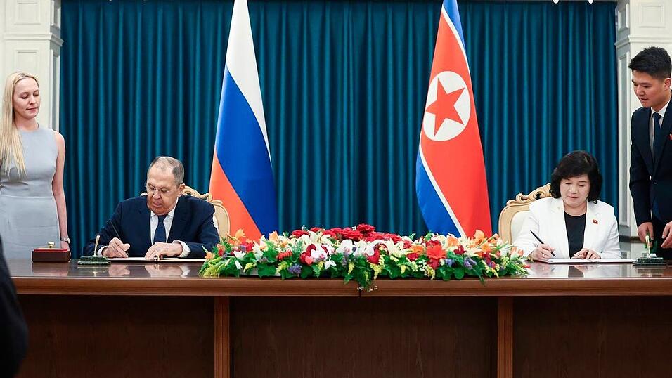 Der russische Außenminister Sergej Lawrow besucht die nordkoreanische Küstenstadt Wonsan, wo er unter anderem Gespräche mit seiner Amtskollegin Choe Son Hui geführt hat. Der russische Außenminister Sergej Lawrow besucht die nordkoreanische Küstenstadt Wonsan, wo er unter anderem Gespräche mit seiner Amtskollegin Choe Son Hui geführt hat.