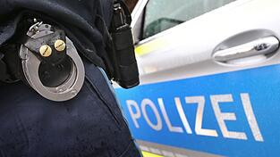 Neben einem Krankenhaus in Marktredwitz stellt die Polizei mehrere mutma&szlig;lich gestohlene E-Bikes sicher. (Symbolbild)