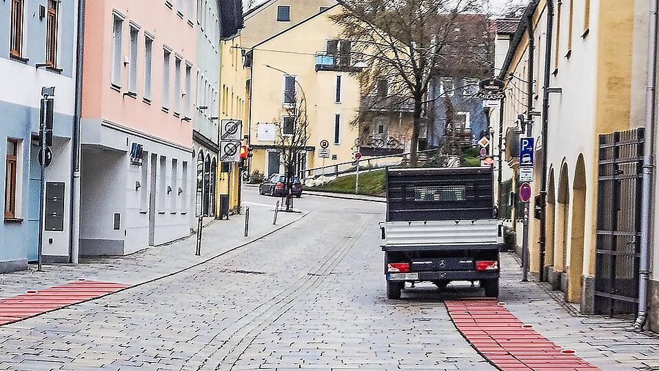 Untere Stadt in Vilsbiburg: Die Hinweisschilder zum Gehwegparken werden um Markierungsn&auml;gel erg&auml;nzt.