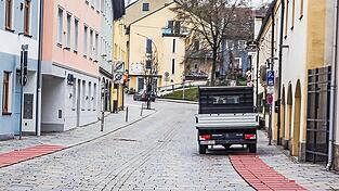 Untere Stadt in Vilsbiburg: Die Hinweisschilder zum Gehwegparken werden um Markierungsn&auml;gel erg&auml;nzt.