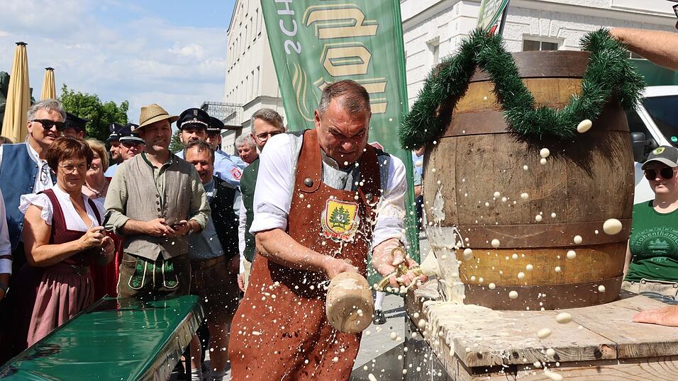 Das erste Bier sprudelt: Der neue Schirmherr des Volksfests Alfred Holzner zapfte am Marktplatz. Das erste Bier sprudelt: Der neue Schirmherr des Volksfests Alfred Holzner zapfte am Marktplatz.