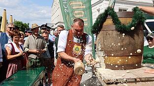 Das erste Bier sprudelt: Der neue Schirmherr des Volksfests Alfred Holzner zapfte am Marktplatz. Das erste Bier sprudelt: Der neue Schirmherr des Volksfests Alfred Holzner zapfte am Marktplatz.
