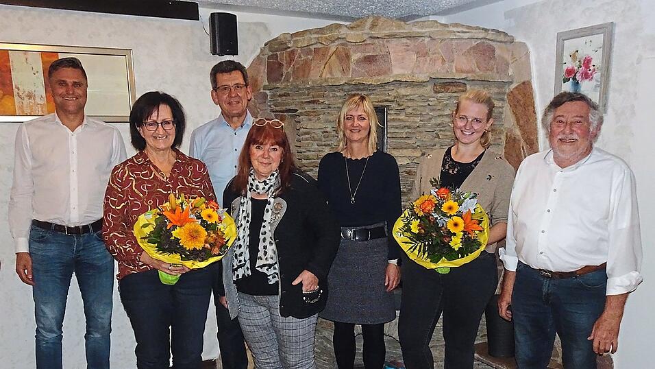 Die neue Vorstandschaft des Kunst- und Kulturvereins 'faMoos' mit Wahlleiter Bürgermeister Alexander Zacher (v. l.), Hannelore Mittermeier, Dr. Wolfgang Schuster, Gudrun Günther-Lendle, Martina Zacher, Anja Spieler (bisher im Vorstand) und dem neuen Vorsitzenden Hans Jäger.