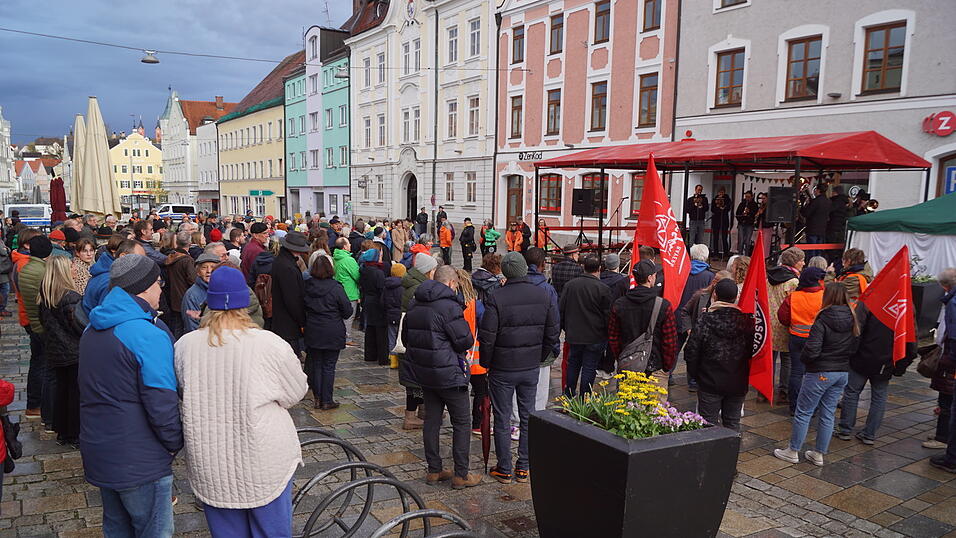 Privatleute sowie Vertreter von Kirchen und Vereinen waren mit dabei.&nbsp;