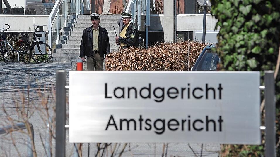 Die sechste Strafkammer des Landgerichts muss klären, ob ein 32-jähriger Erdinger eine Gefahr für die Allgemeinheit darstellt. Die sechste Strafkammer des Landgerichts muss klären, ob ein 32-jähriger Erdinger eine Gefahr für die Allgemeinheit darstellt.