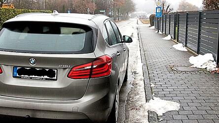 Ein Parkverbot neben dem Steyrerfeld vorm &Uuml;bergang mit Sch&uuml;lerlotsen wurde gefordert.