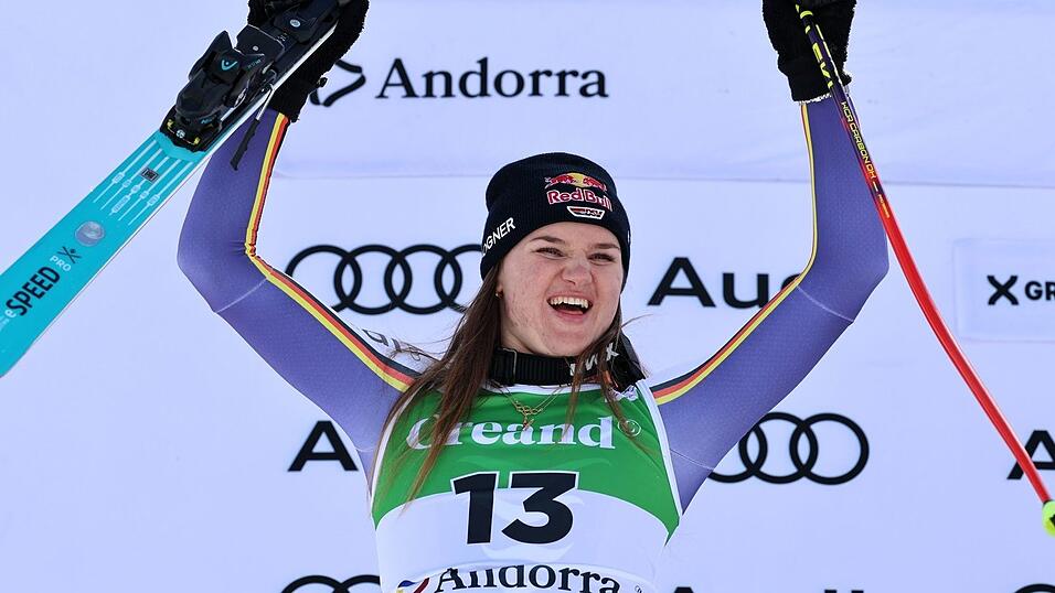Emma Aicher jubelt &uuml;ber Platz zwei im zweiten Super-G von Soldeu.