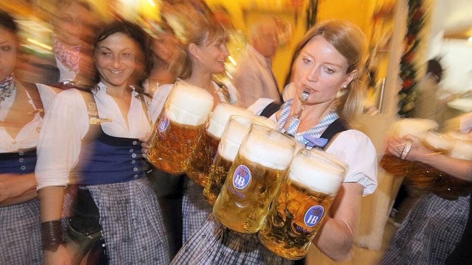 Die Wiesn-Maß wird auch dieses Jahr teurer. (Archivbild) Die Wiesn-Maß wird auch dieses Jahr teurer. (Archivbild)