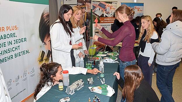 Die 14-jährige Olivia übt mit der Pipette am Stand von Agrolab. Die 14-jährige Olivia übt mit der Pipette am Stand von Agrolab.