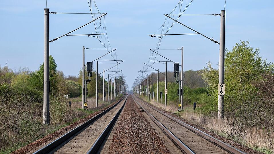 Die Bahn warnt angesichts neuer Wettbewerber im Fernverkehr vor weniger Angebot in der Fl&auml;che. (Archivbild)