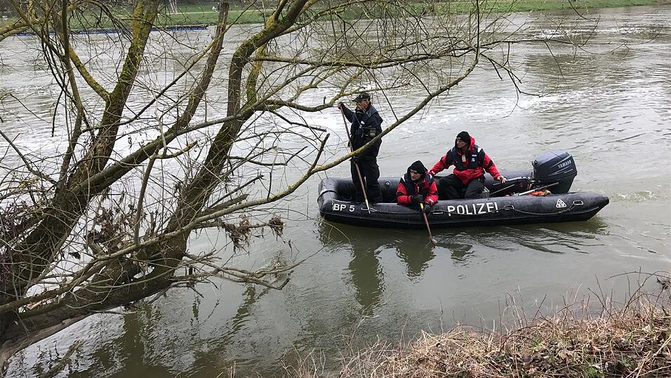 Mit zwei Booten sucht die Polizei am Donnerstag, 23. März, das südliche Donauufer in Regensburg ab. Seit Sonntag wird die 20-jährige Studentin Malina Klaar in der Domstadt vermisst. Mit zwei Booten sucht die Polizei am Donnerstag, 23. März, das südliche Donauufer in Regensburg ab. Seit Sonntag wird die 20-jährige Studentin Malina Klaar in der Domstadt vermisst.