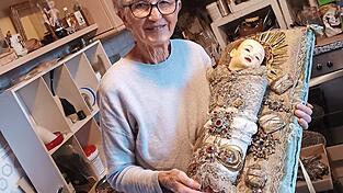 Rosi Bauer (83) sammelt seit 50 Jahren Christkindl. Sie hat sich auch selbst beigebracht, die Figuren in Handarbeit zu restaurieren. Rosi Bauer (83) sammelt seit 50 Jahren Christkindl. Sie hat sich auch selbst beigebracht, die Figuren in Handarbeit zu restaurieren.