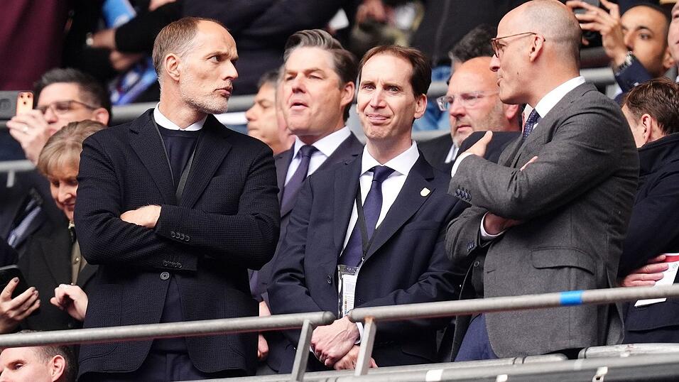 Englands Nationaltrainer Thomas Tuchel (l) und FA-Chef Mark Bullingham (M) stehen auf der Trib&uuml;ne.