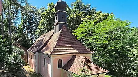 Malerisch gelegen ist die Br&uuml;nnlkapelle hoch &uuml;ber Appersdorf. Am Sonntag wird das Br&uuml;nnlfest gefeiert.