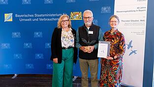 Landtagsabgeordnete Gabi Schmidt (links) und die Präsidentin Bayerisches Landesamt für Umwelt, Dr. Monika Kratzer, überreichen stellvertretend für den verhinderten Umweltminister die Auszeichnung an Peter Zach. Landtagsabgeordnete Gabi Schmidt (links) und die Präsidentin Bayerisches Landesamt für Umwelt, Dr. Monika Kratzer, überreichen stellvertretend für den verhinderten Umweltminister die Auszeichnung an Peter Zach.