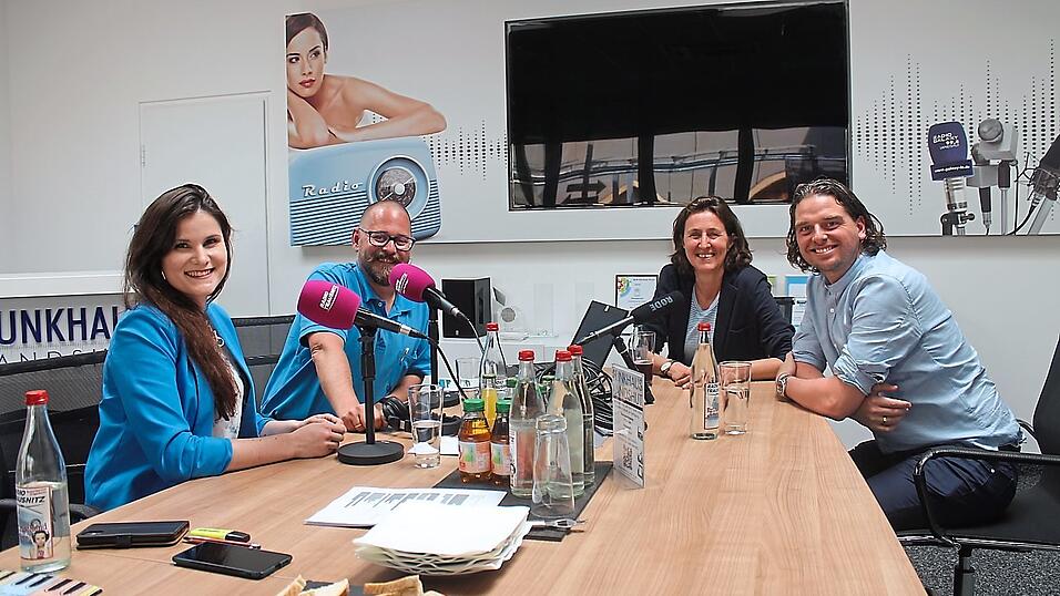 Franziska Hofmann (von links) und Jörg Hubloger mit ihren ersten beiden Gesprächspartnern, Ursula Wohlgemuth und Florian Eller