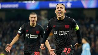 Leverkusens Alejeandro Grimaldo jubelt nach seinem Treffer zum 1:0.