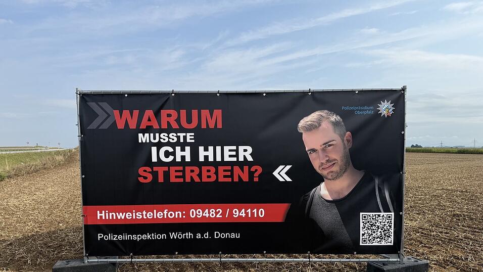Mit diesem Banner an der Unfallstelle unternahm die Polizei im Herbst einen neuen Anlauf in den Ermittlungen.&nbsp;