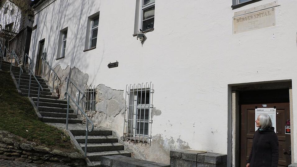 Eva Bauernfeind (r.) blickt die Stufen der Himmelsleiter, wie die Treppe genannt wird, empor.