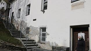 Eva Bauernfeind (r.) blickt die Stufen der Himmelsleiter, wie die Treppe genannt wird, empor.