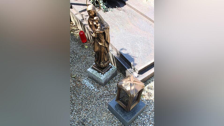 Unbekannte haben mehrere Gräber am Friedhof St. Michael in Straubing verwüstet. Unbekannte haben mehrere Gräber am Friedhof St. Michael in Straubing verwüstet.