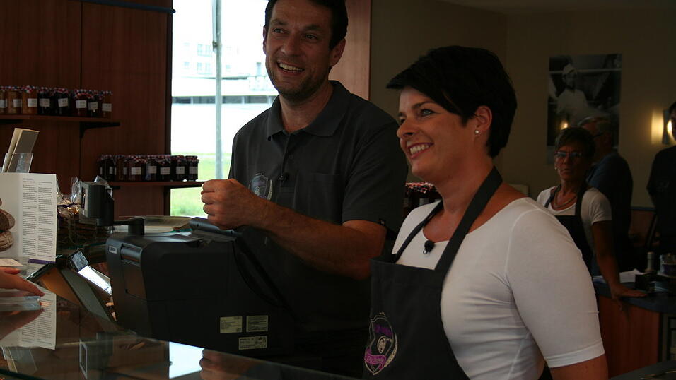 Die Belegschaft der B&auml;ckerei Steinleitner in Straubing durfte sich am Dienstag &uuml;ber den Besuch eines ZDF-Fernsehteams freuen.