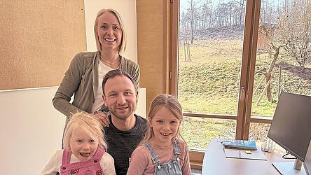 Markus G&uuml;rster mit seiner Frau und seinen Kindern