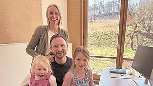 Markus G&uuml;rster mit seiner Frau und seinen Kindern