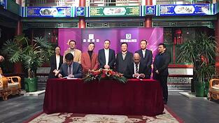 J&uuml;rgen Ohr unterschreibt hier einen Kooperationsvertrag f&uuml;r E-Mobilit&auml;t mit chinesischen Investoren.