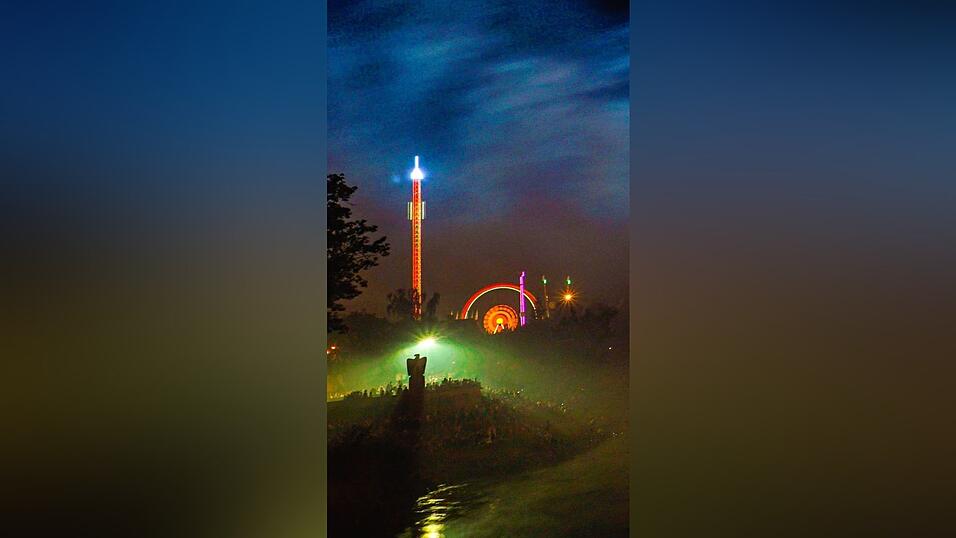 Unsere Leserin Marion Hobelsberger hat die Lampionfahrt mit Blick auf den Adler und das Gäubodenvolksfest verfolgt und dabei diese tollen Fotos vom Niederfeuerwerk gemacht.