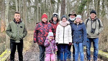 Die Teilnehmer der Streife auf einer Br&uuml;cke &uuml;ber den Breitfeldgraben: Ajuri Mohamed, Rita und Rosa Schattenkirchner, Annetta M&uuml;hlbauer, Mia und Emma Eichinger, Hermann Schattenkirchner und Josef Stockner.