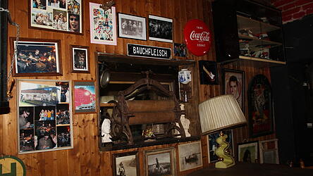 Im Haus 111 in Wildthurn stimmt der 'Kneipenchor' gemeinsam Lieder an. Das Konzept: Jeder kann in ungezwungener Atmosphäre - auch ohne Notenkenntnisse populäre Songs mitsingen. 
