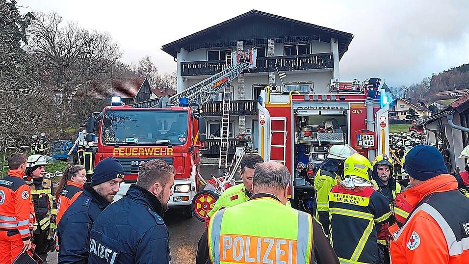 &Uuml;ber 100 Einsatzkr&auml;fte sind vor Ort.