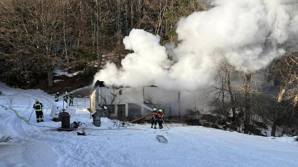 Der Dachstuhl eines älteren, unbewohnten Nebengebäudes stand in Achslach in Vollbrand. Der Dachstuhl eines älteren, unbewohnten Nebengebäudes stand in Achslach in Vollbrand.