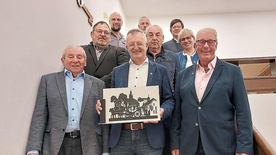 Wie Markus Ackermann bekommen auch die sechs scheidenden Stadtr&auml;te und drei Ortssprecher einen Scherenschnitt; auf dem Bild fehlt Ortssprecherin Jasmin Greil.