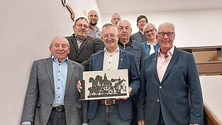 Wie Markus Ackermann bekommen auch die sechs scheidenden Stadtr&auml;te und drei Ortssprecher einen Scherenschnitt; auf dem Bild fehlt Ortssprecherin Jasmin Greil.