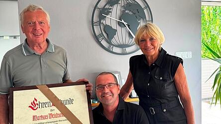 Georg Bösl und Barbara Stieglitz überreichen ihrem langjährigen Vorstandskollegen, Markus Weichselmann, eine Ehrenurkunde, die sein besonderes Engagement für den TC Rot-Weiß Cham würdigt. Georg Bösl und Barbara Stieglitz überreichen ihrem langjährigen Vorstandskollegen, Markus Weichselmann, eine Ehrenurkunde, die sein besonderes Engagement für den TC Rot-Weiß Cham würdigt.