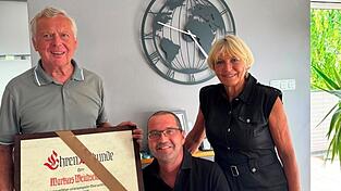 Georg B&ouml;sl und Barbara Stieglitz &uuml;berreichen ihrem langj&auml;hrigen Vorstandskollegen, Markus Weichselmann, eine Ehrenurkunde, die sein besonderes Engagement f&uuml;r den TC Rot-Wei&szlig; Cham w&uuml;rdigt.