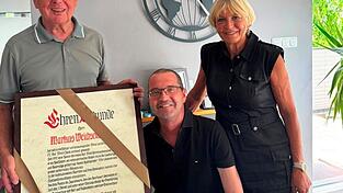 Georg B&ouml;sl und Barbara Stieglitz &uuml;berreichen ihrem langj&auml;hrigen Vorstandskollegen, Markus Weichselmann, eine Ehrenurkunde, die sein besonderes Engagement f&uuml;r den TC Rot-Wei&szlig; Cham w&uuml;rdigt.